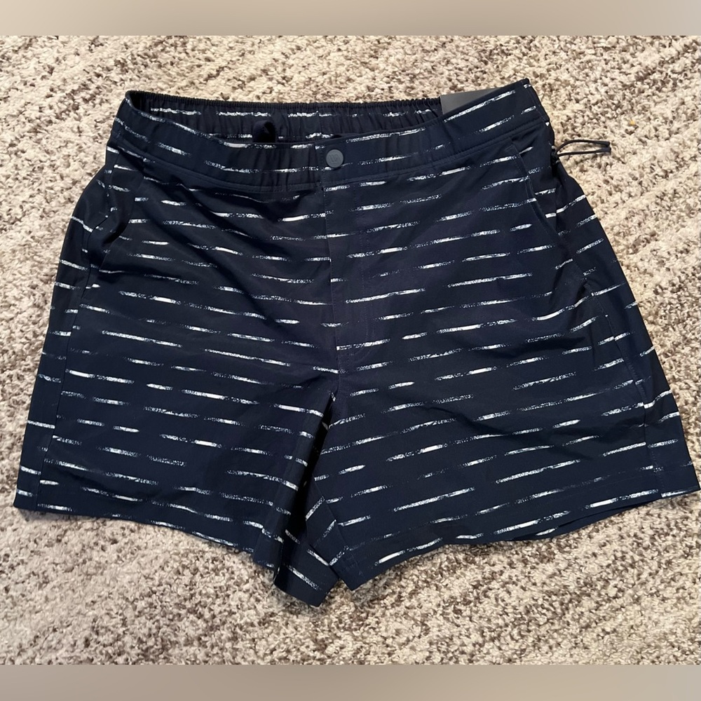 NWT/ VRST Stylish Black Patterned Mens lined Shorts, 5” Inseam